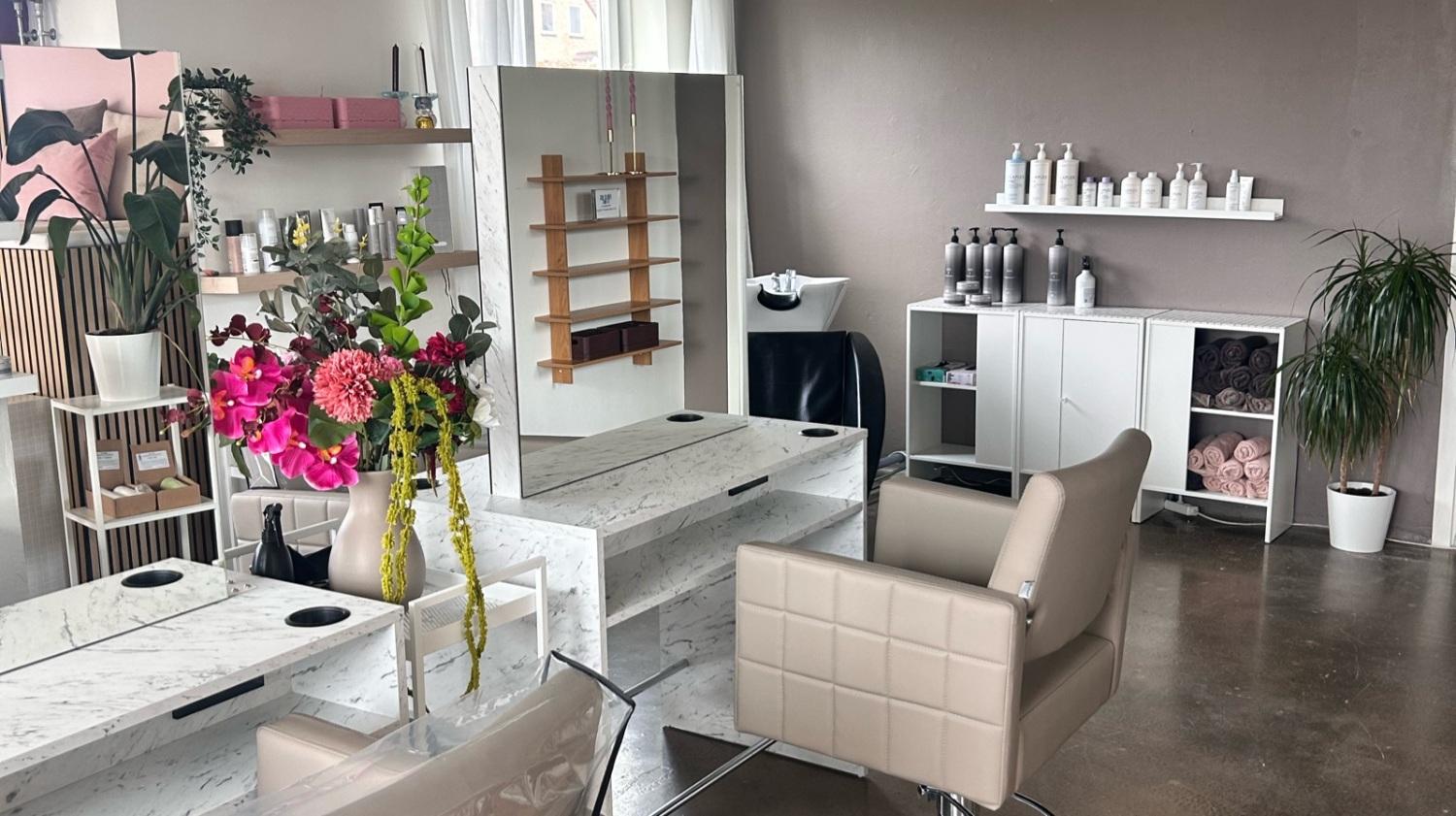 We SHINE! Frisør Og Negleklinik